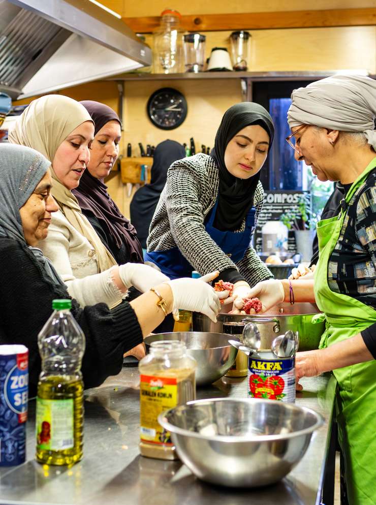 vrouwen koken in wijkcentrum Wildemansbuurt LION living lab