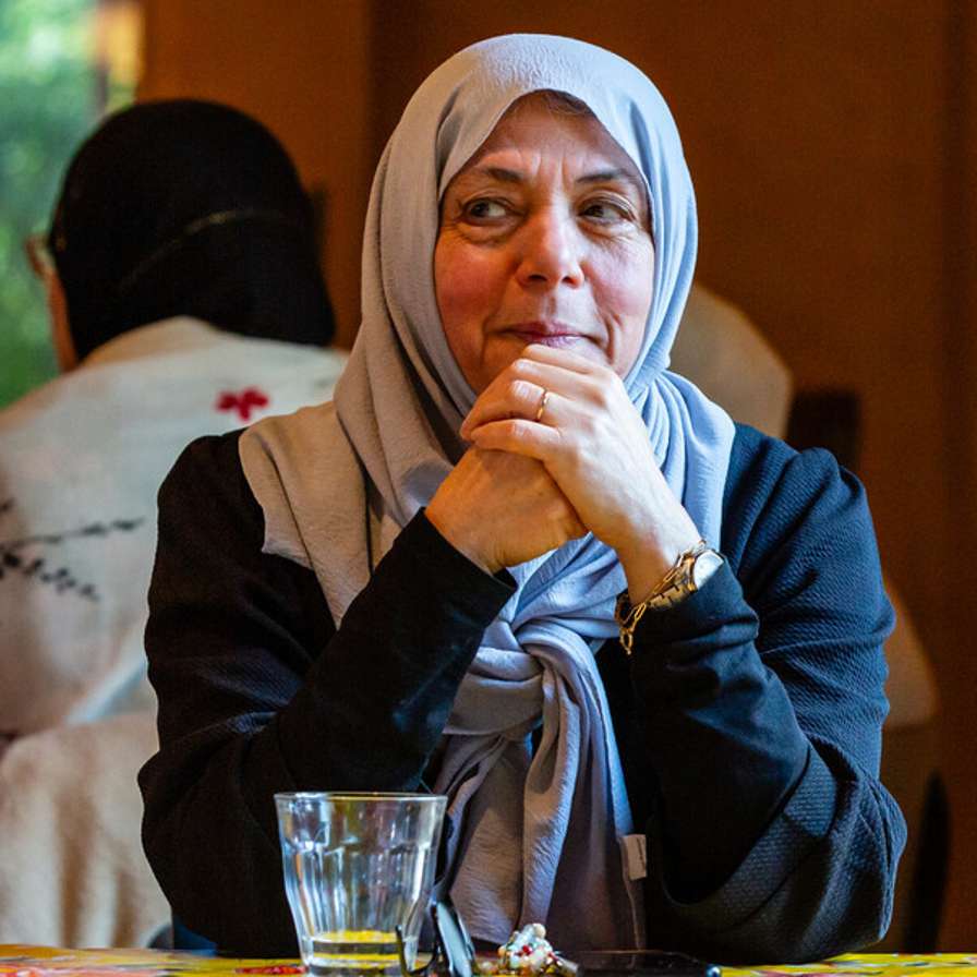 Vrouw hoofddoek zittend aan tafel, living lab LION HvA