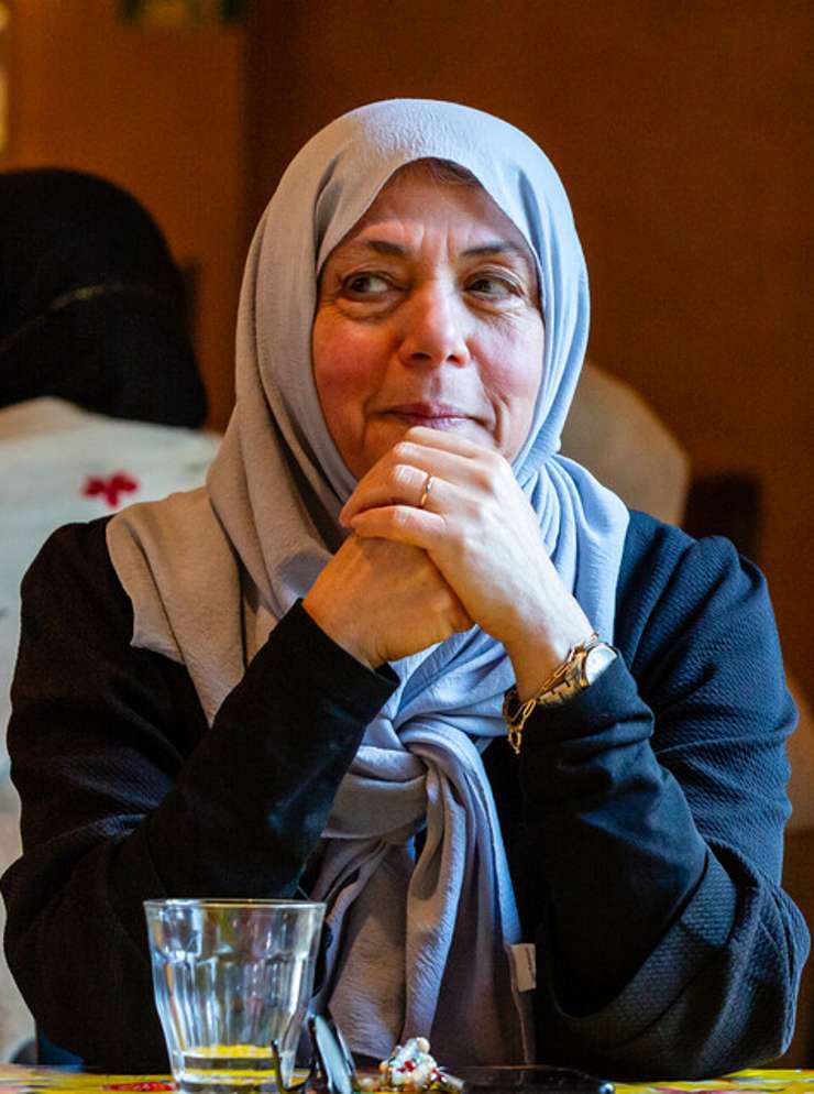 Vrouw hoofddoek zittend aan tafel, living lab LION HvA