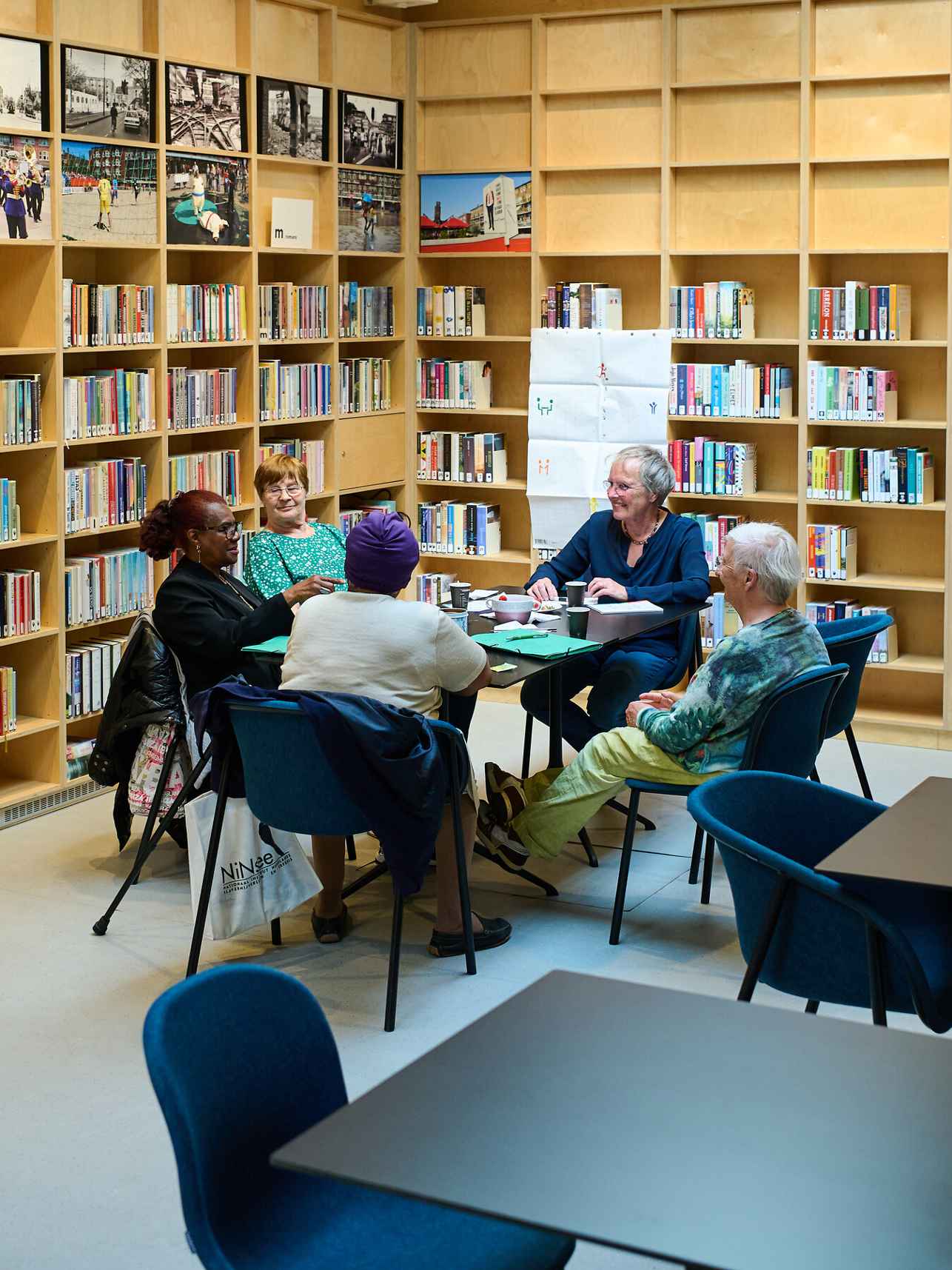 ouderen in bibliotheek aan tafel