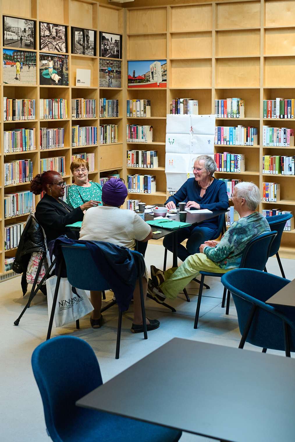 ouderen in bibliotheek aan tafel
