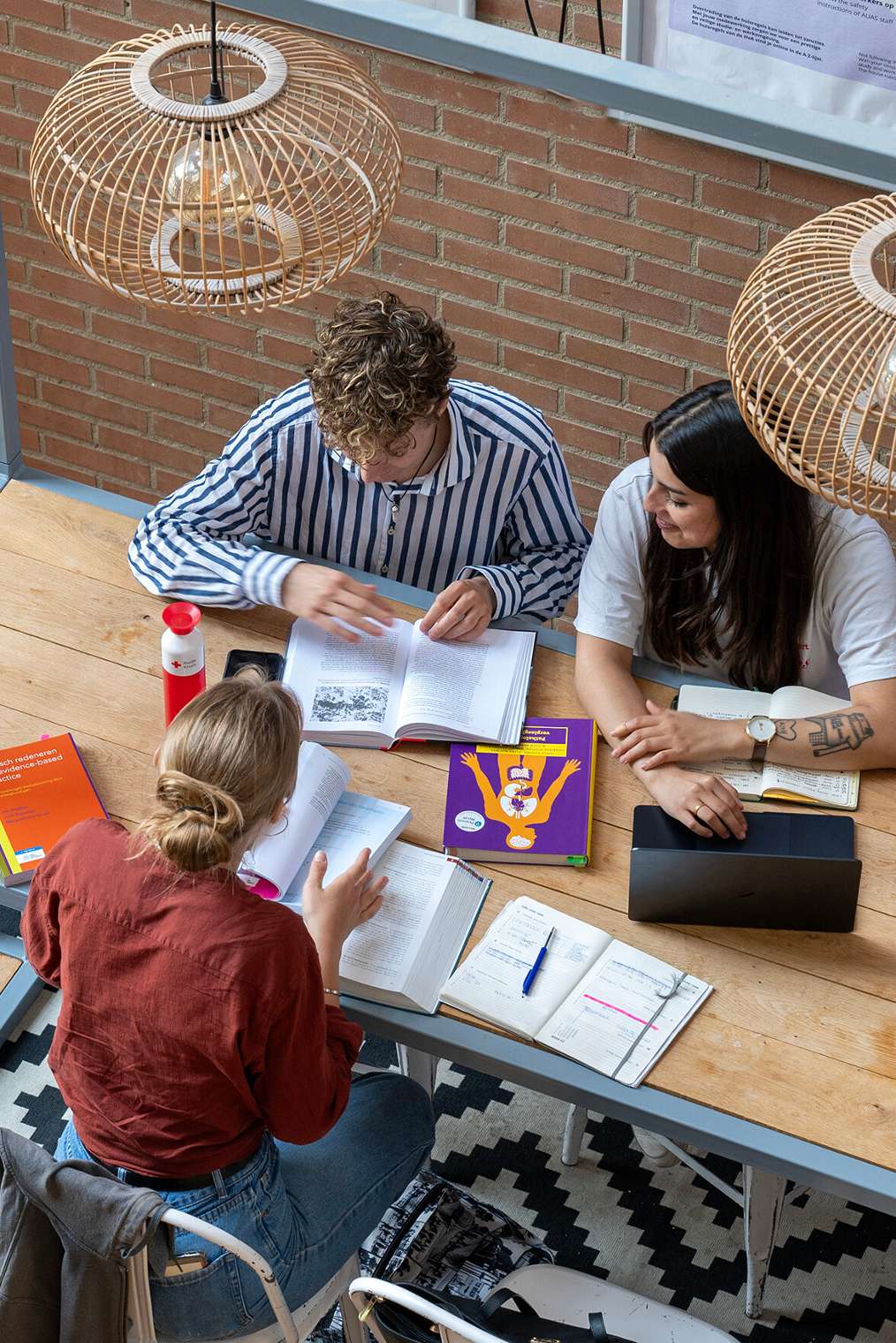 Studenten studeren aan tafel locatie NTH HvA