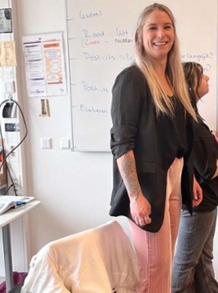 lachende docente in de klas