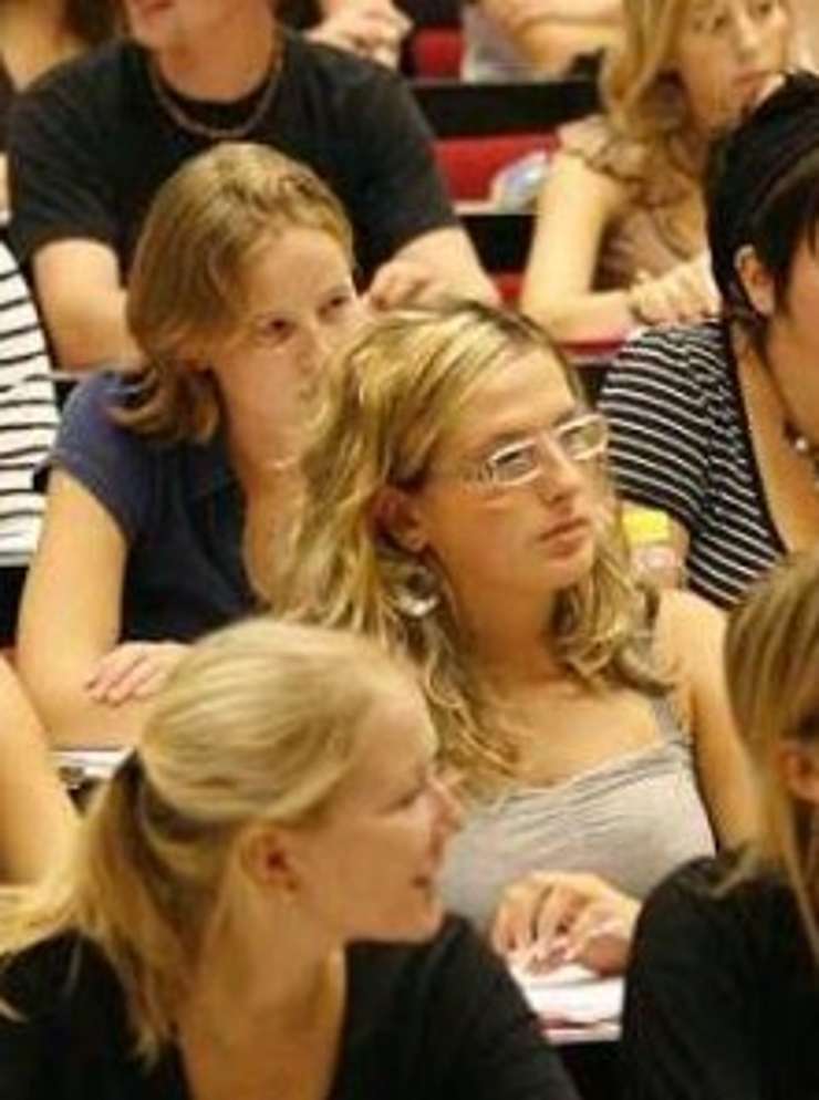 Studenten in collegezaal.