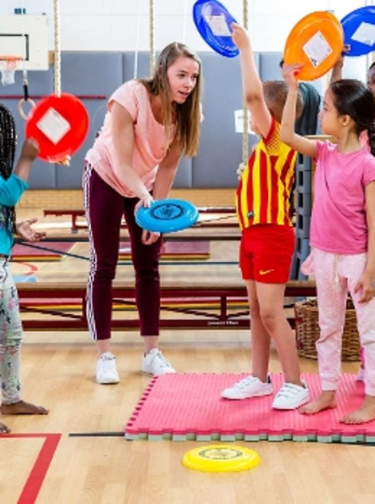 Kleuters aan het sporten.
