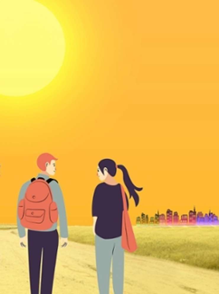 Figuren aan het wandelen met ondergaande zon.