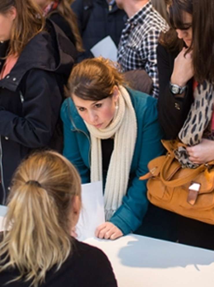 Mensen voeren gesprek om een tafel.