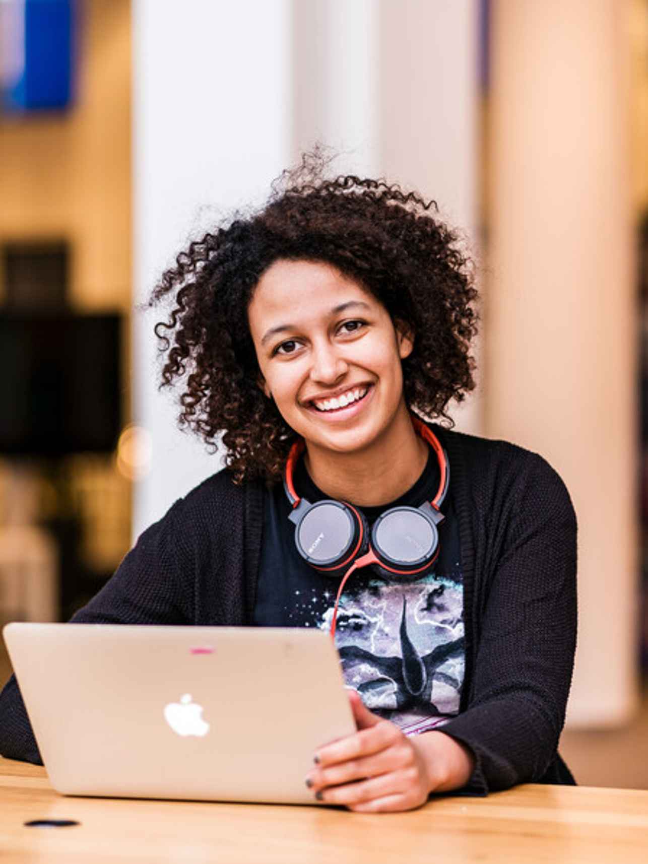 Lachende student, Faculteit Onderwijs en Opvoeding