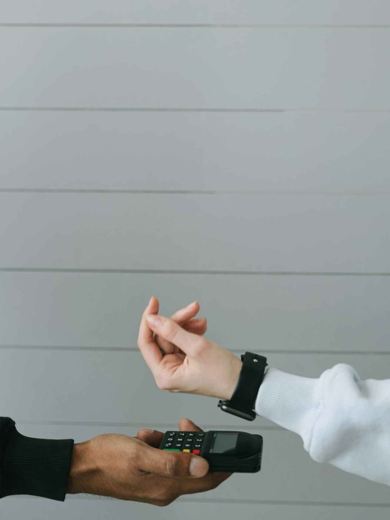Persoon betaalt met Smart Watch.