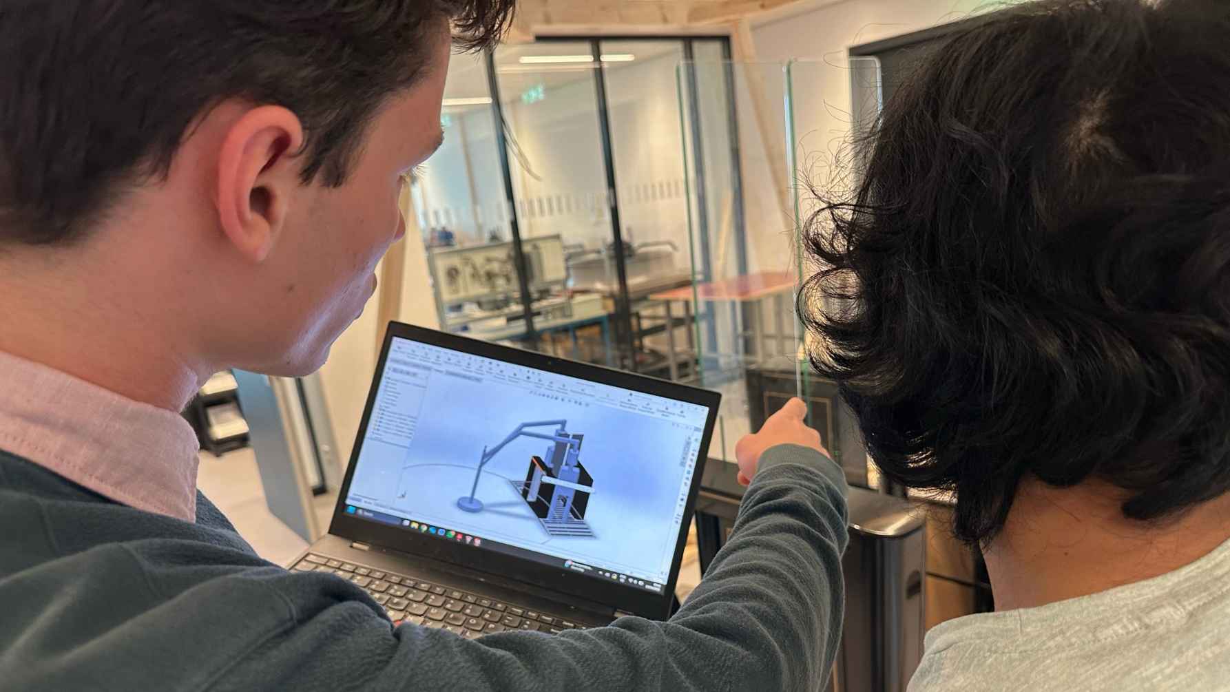 Studenten bekijken de Digital Twin van het veiligheidspoortje