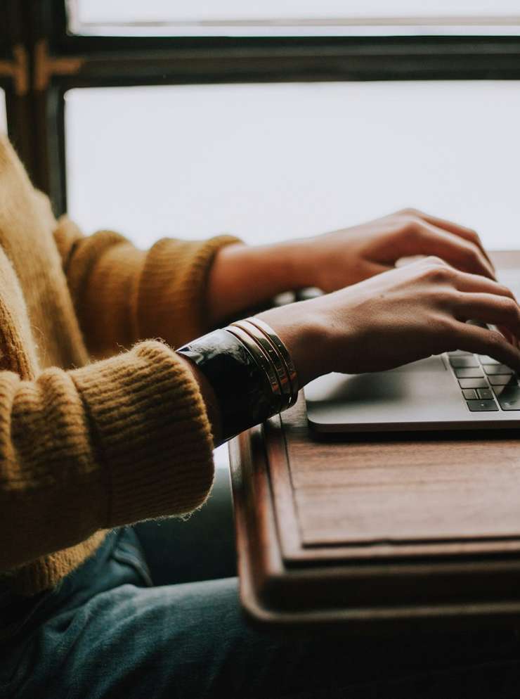 Vrouw aan het werk op een laptop.
