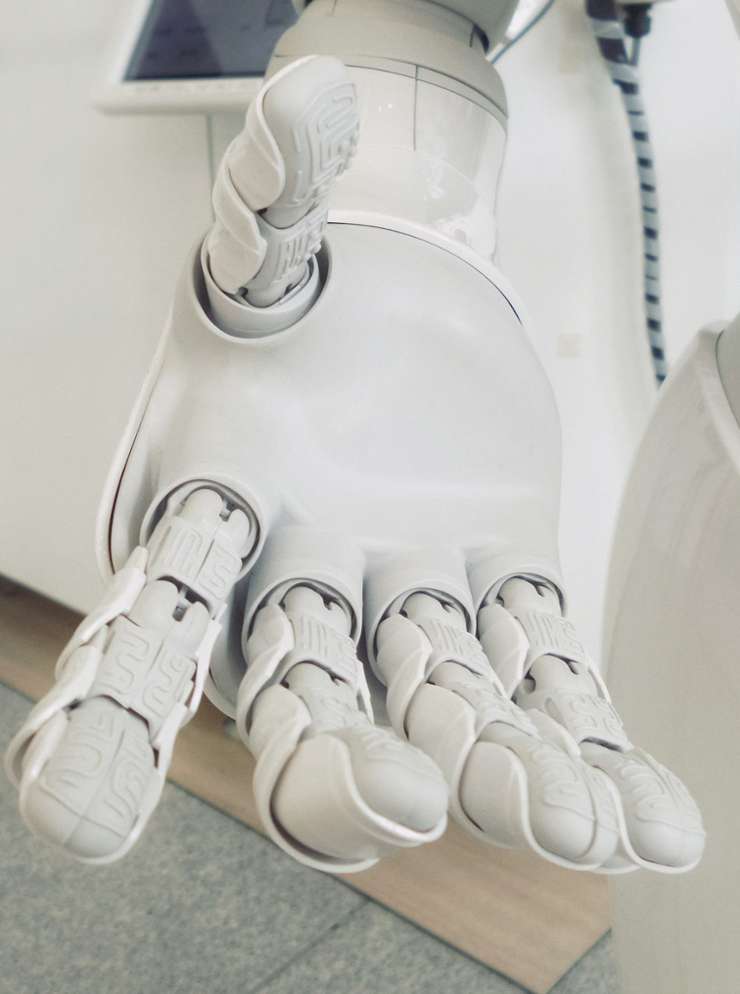 Robot steekt zijn hand uit.
