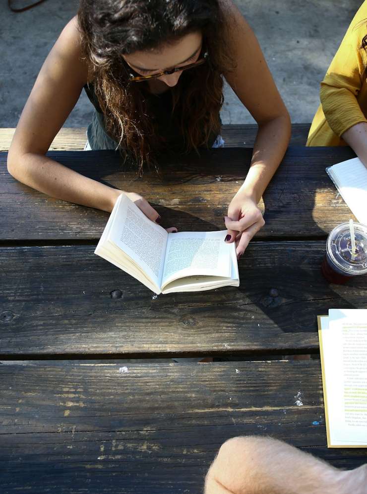 Student leest boek.