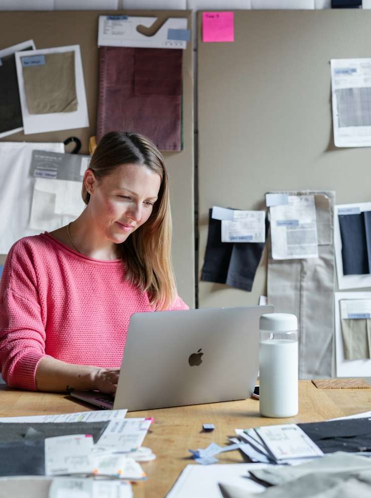 Vrouwelijke ondernemer aan het werk.