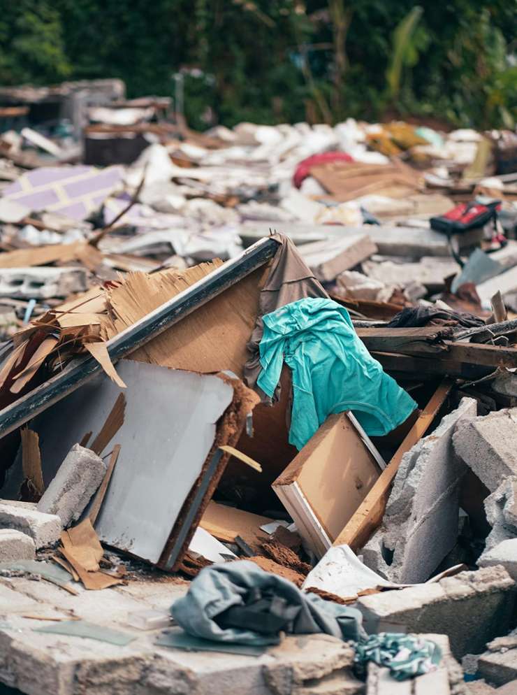 Grote hoop met huishoudelijk bouw- en sloopafval.