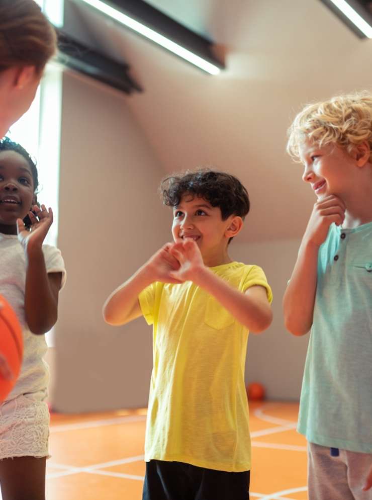 kinderen in gymzaal met gymjuf HvA onderzoeksproject Samen bewegen