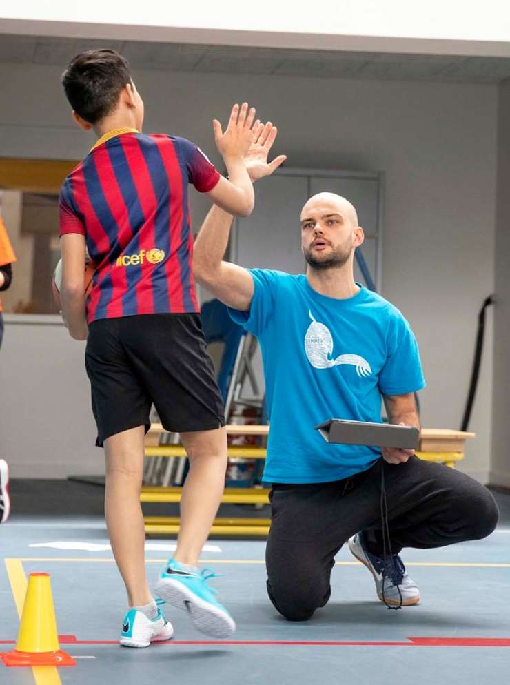 movewise project HvA gymleraar geeft high five aan jongetje