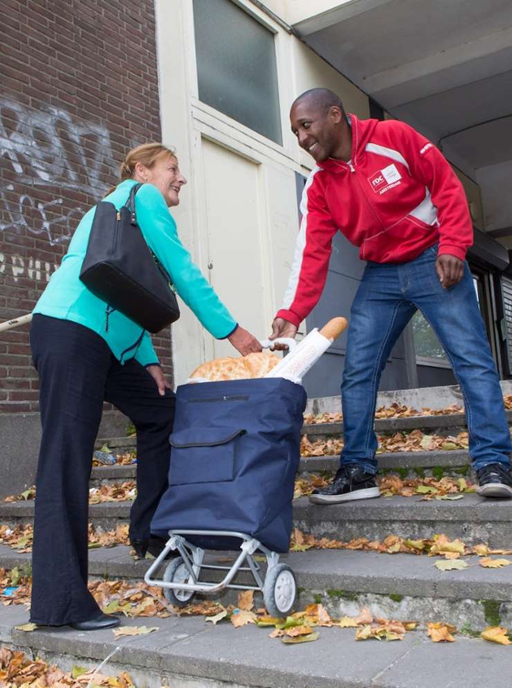 hva Gezond ouder worden in de wijk trap oudere hulp man boodschappentas