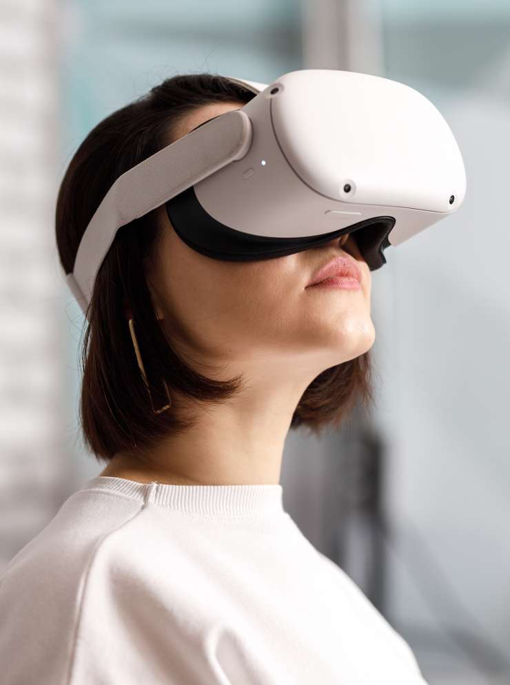 Vrouw met VR-bril op haar hoofd