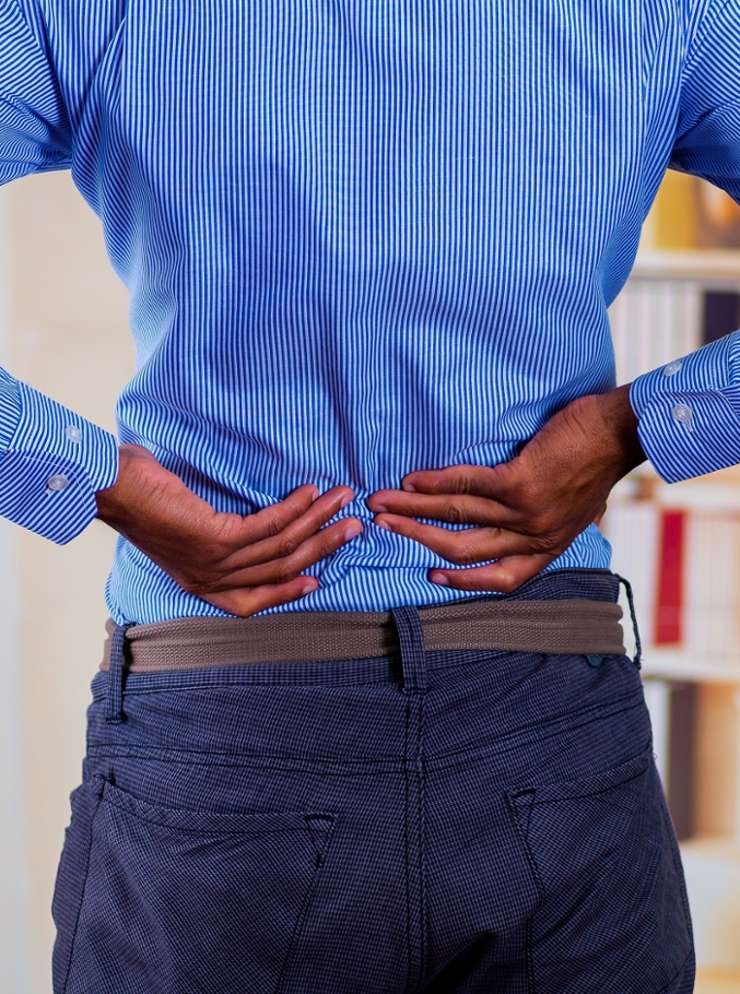 HVA Lage rugpijn en plasklachten, houdt het op? MAN rugpijn handen in rug