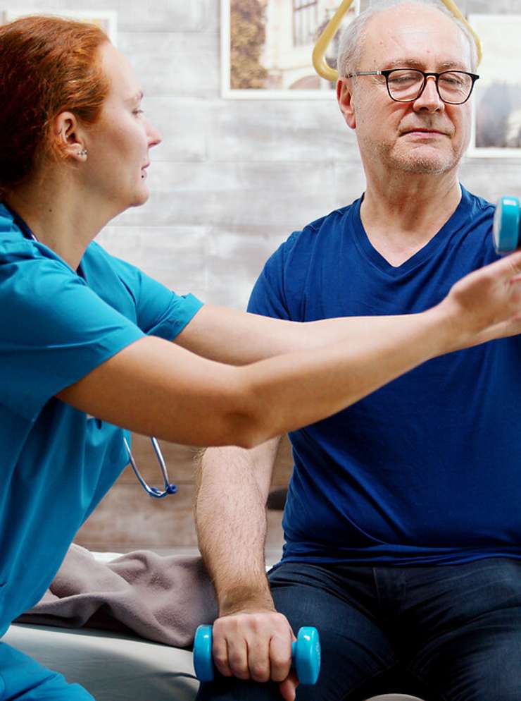 hva REACH+ oudere man gewicht arm hulpverlener fysio