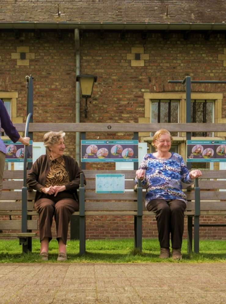 Beweegbank met ouderen project Sterk en Stabiel in Beweging HvA