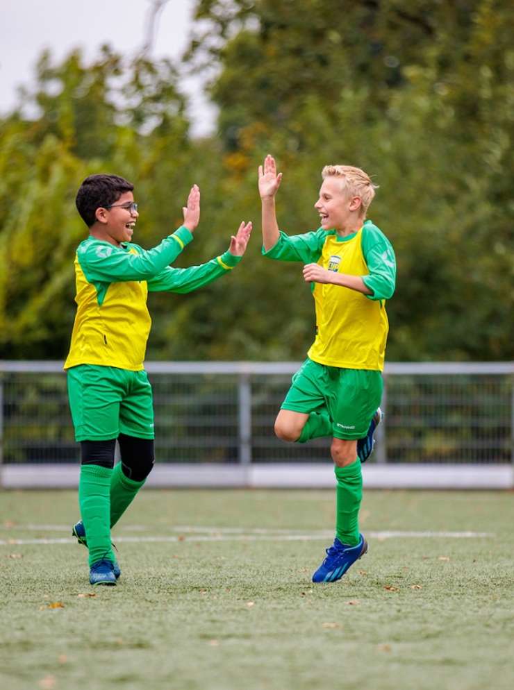 2 jongens op voetbalveld Maatschappelijke impact RKC Waalwijk Foundation HvA onderzoeksproject