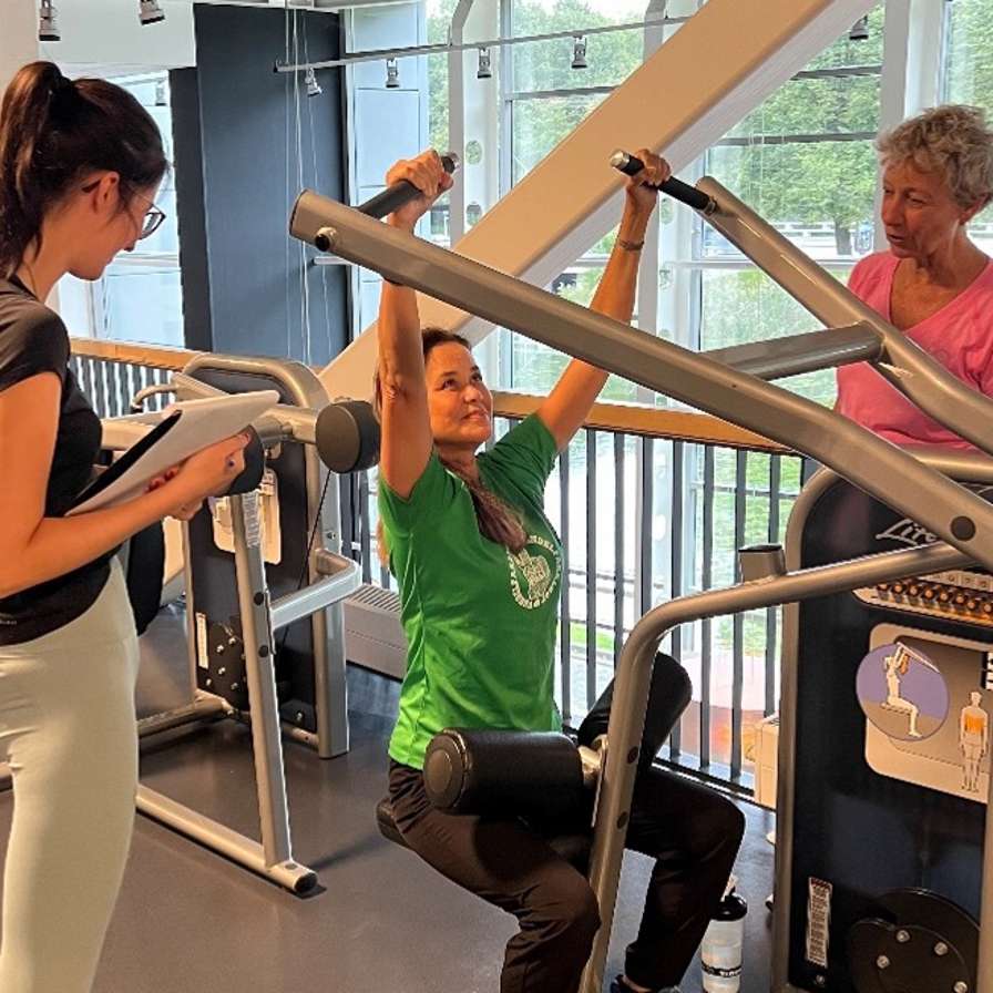 studenten Voeding en Diëtetiek HvA doen oefening in sportschool voor deelnemer impact-onderzoeke vrouw in sportschool
