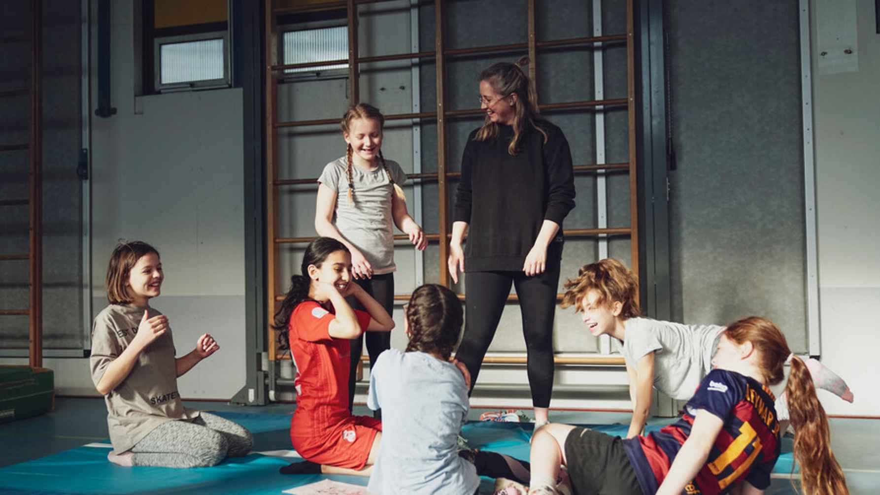 Kinderen in gymzaal met gymjuf