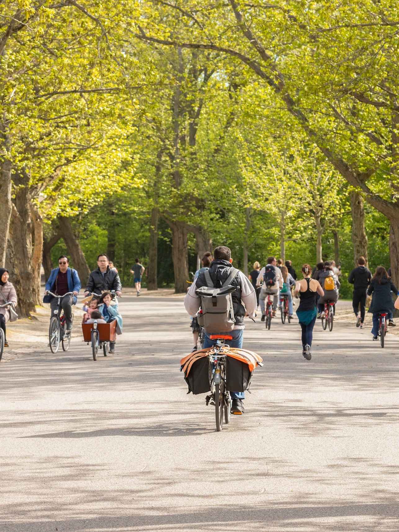 Mensen wandelen, fietsen en hardlopen Vondelpark Amsterdam