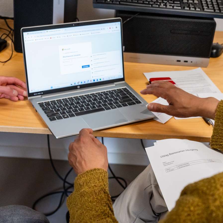 Man achter computer