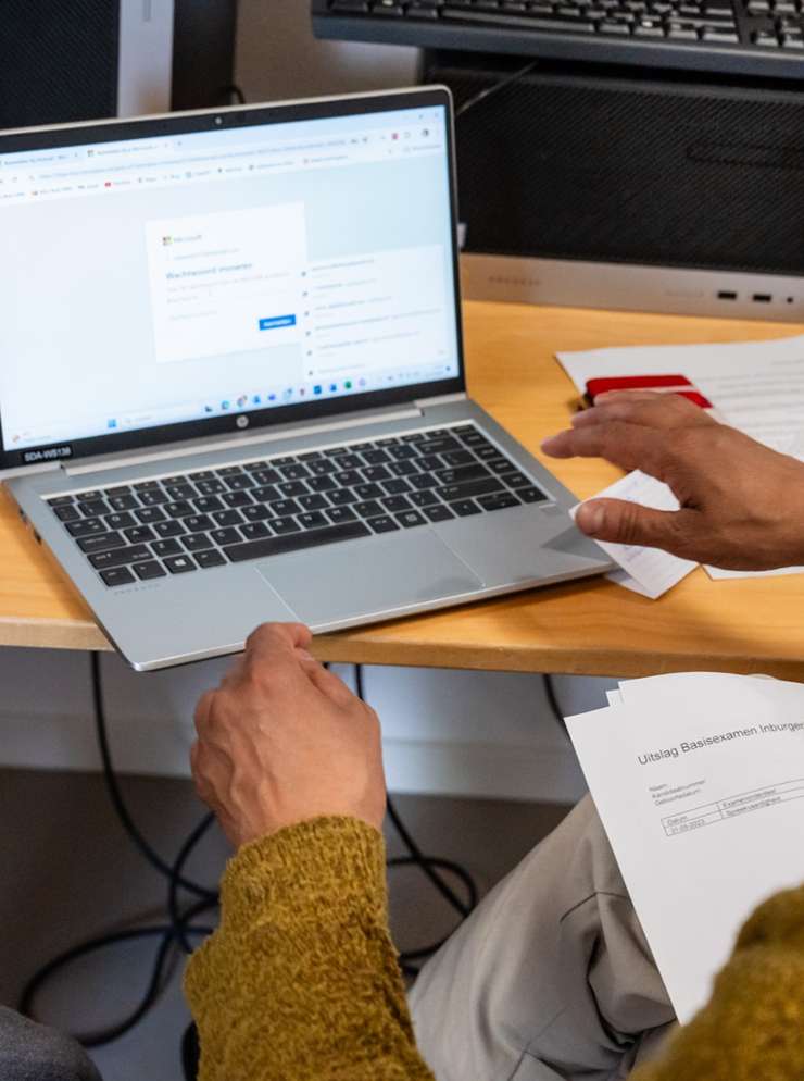 Man achter computer