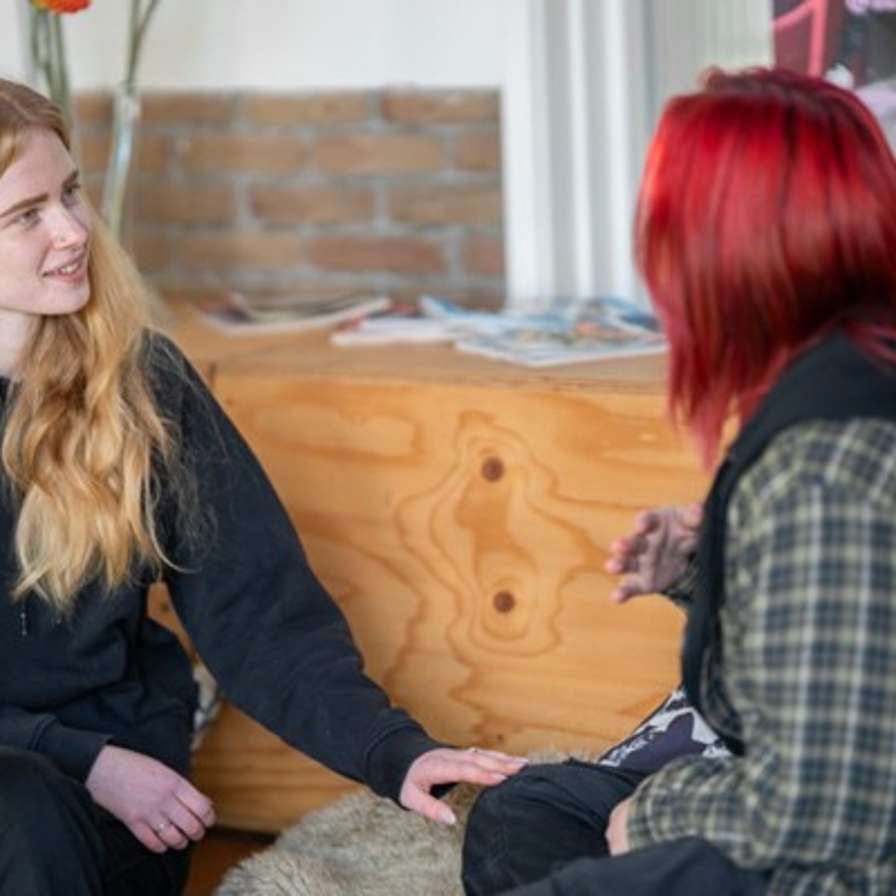 een ervaringscoach helpt een jonge vrouw