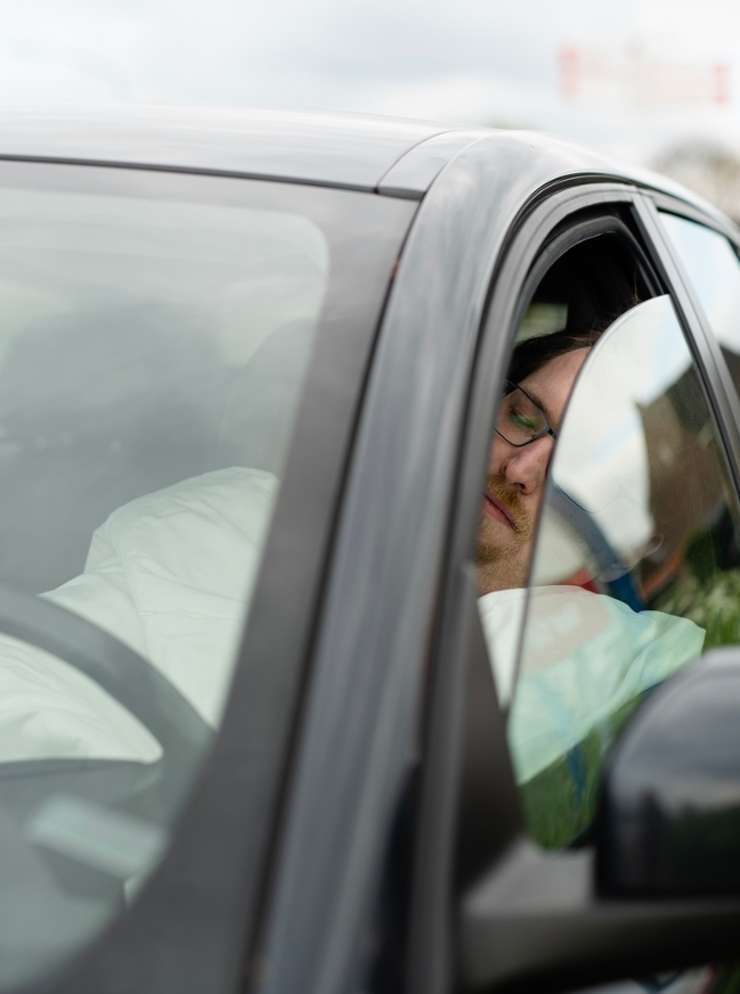 Dakloze in auto