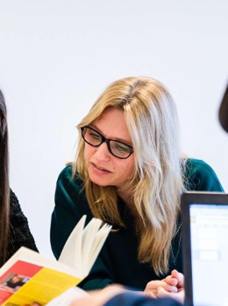student en docent aan het werk
