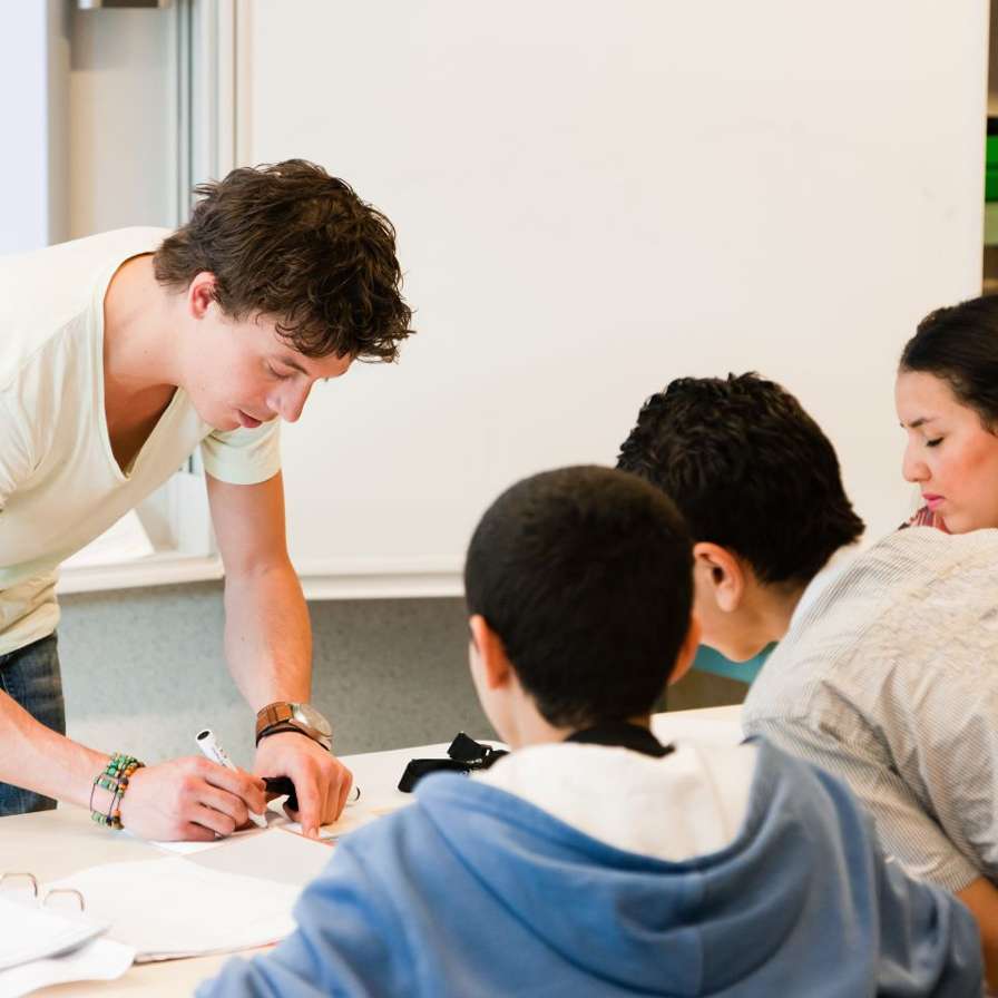 docent helpt leerlingen met studie