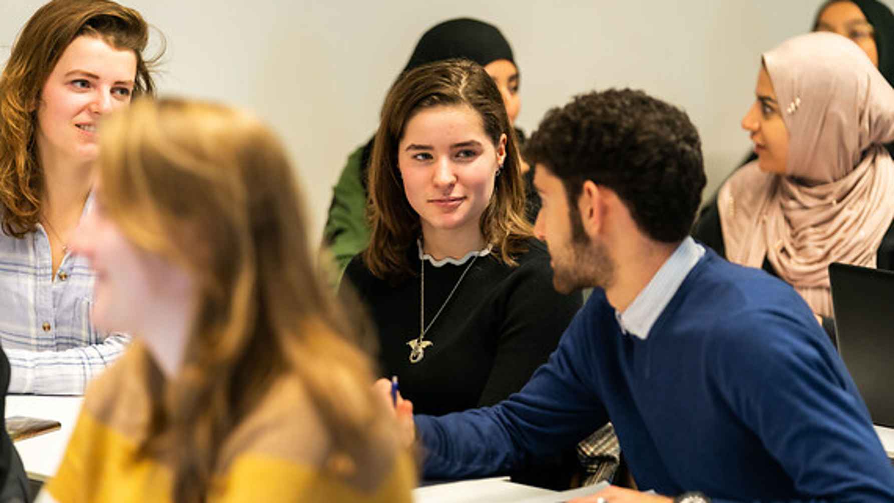 studenten in gesprek in de klas