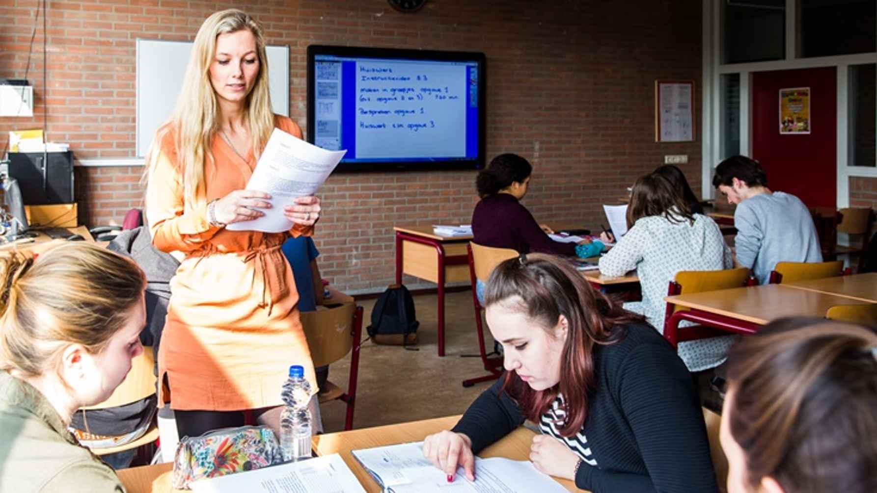 docenten in een klas met scholieren