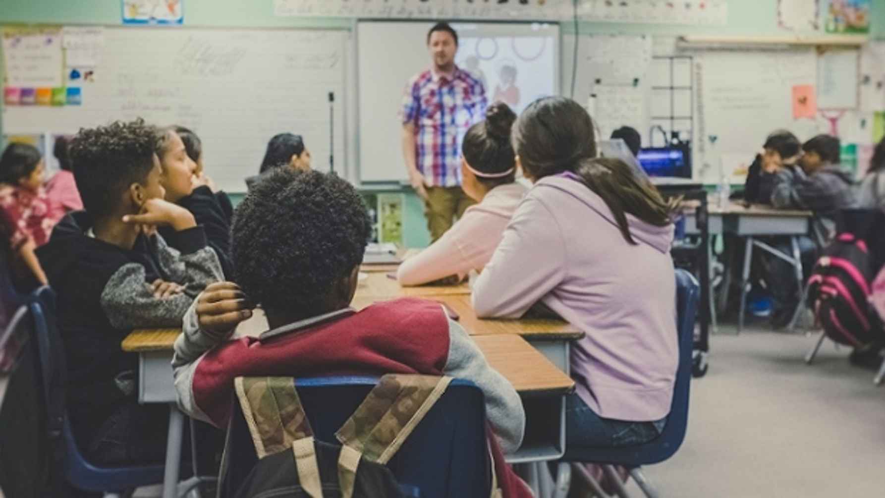 docent en leerlingen in een klas