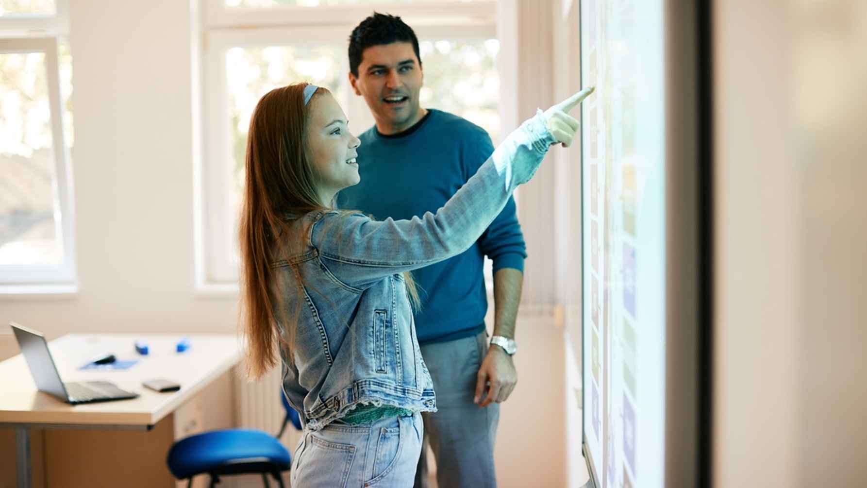 leerling en leraar voor een schoolbord