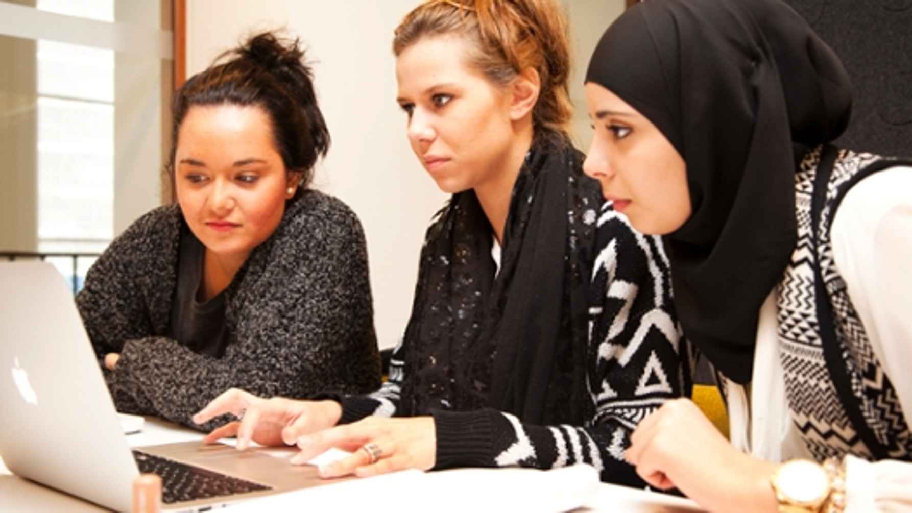 scholieren achter een laptop