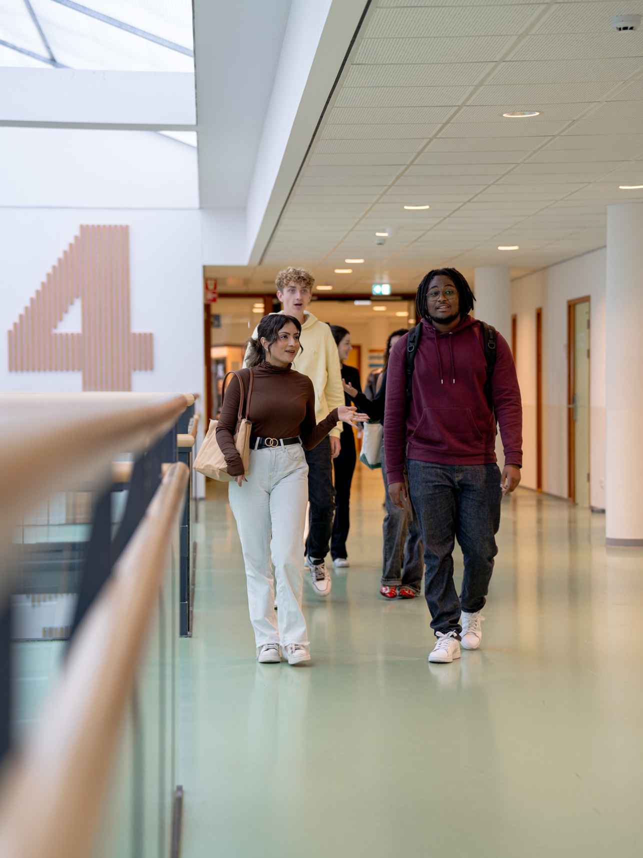 Studenten lopen samen door het schoolgebouw.