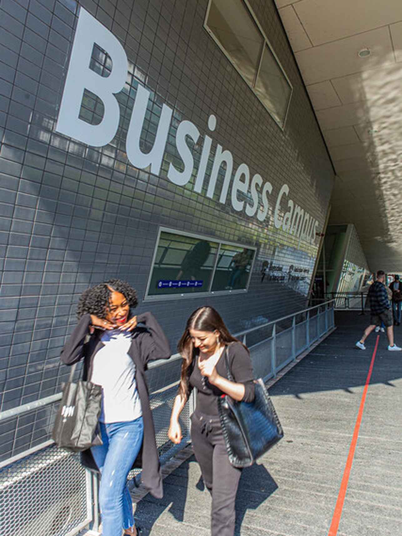 Studenten lopen de campus uit.