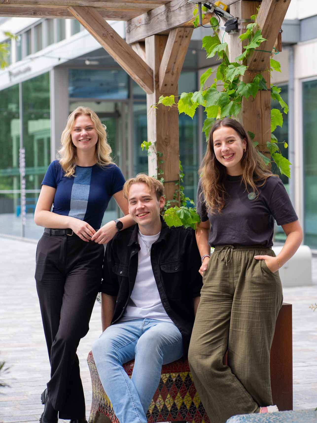 Drie studenten zittend op het Kohnstammhof