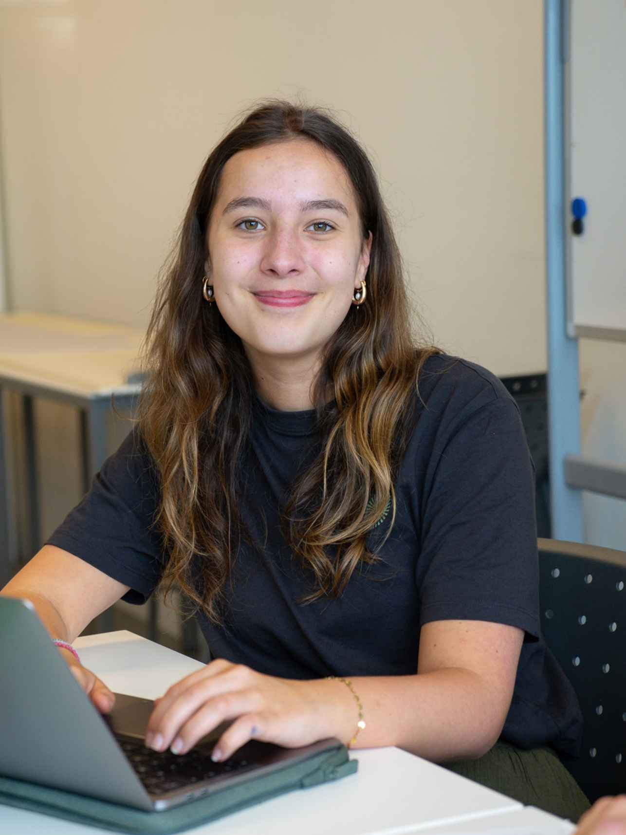 Vrouwelijke student (Milou) typt op laptop