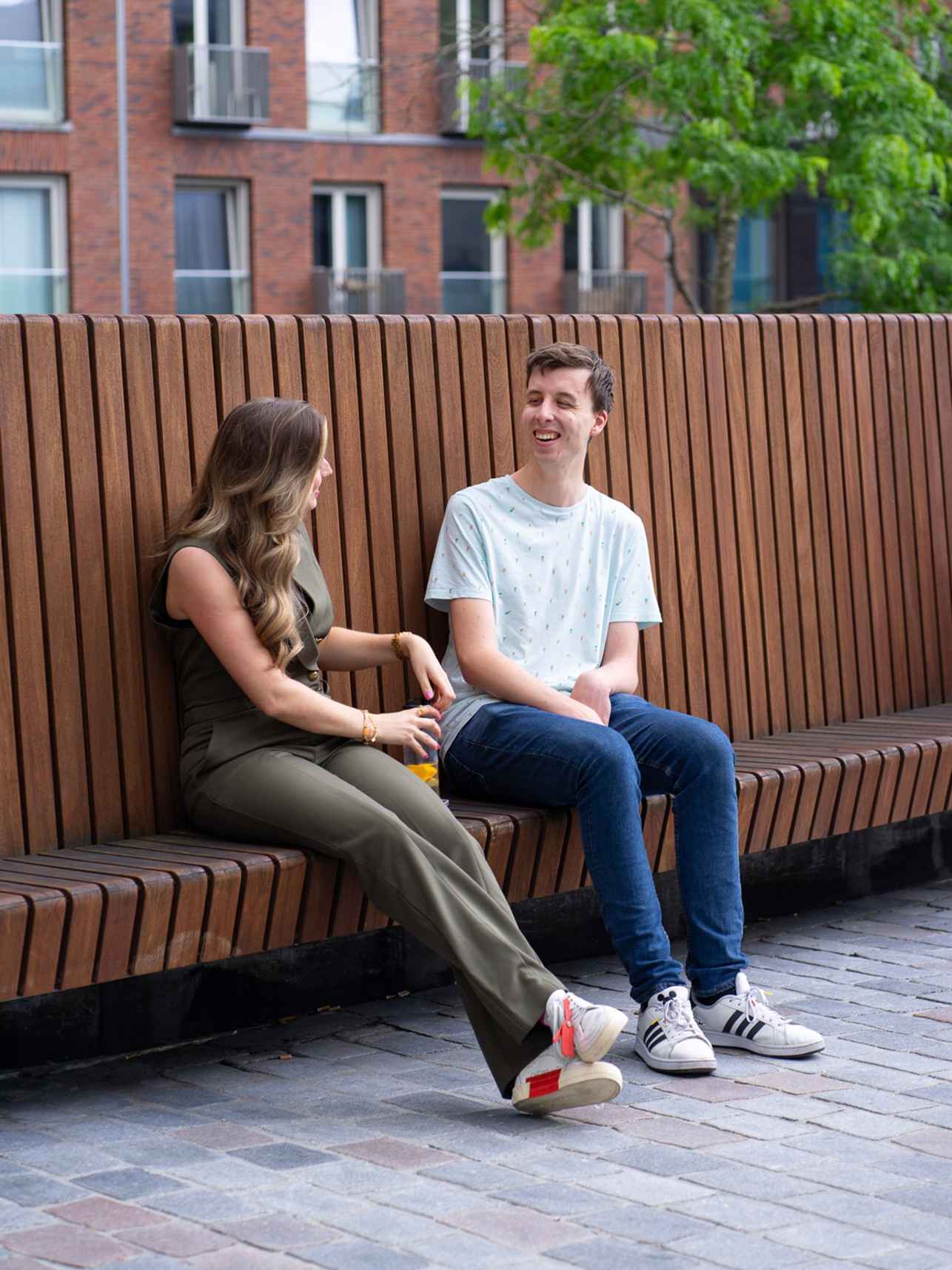 Twee studenten zitten op binnenplein Kohnstammhof