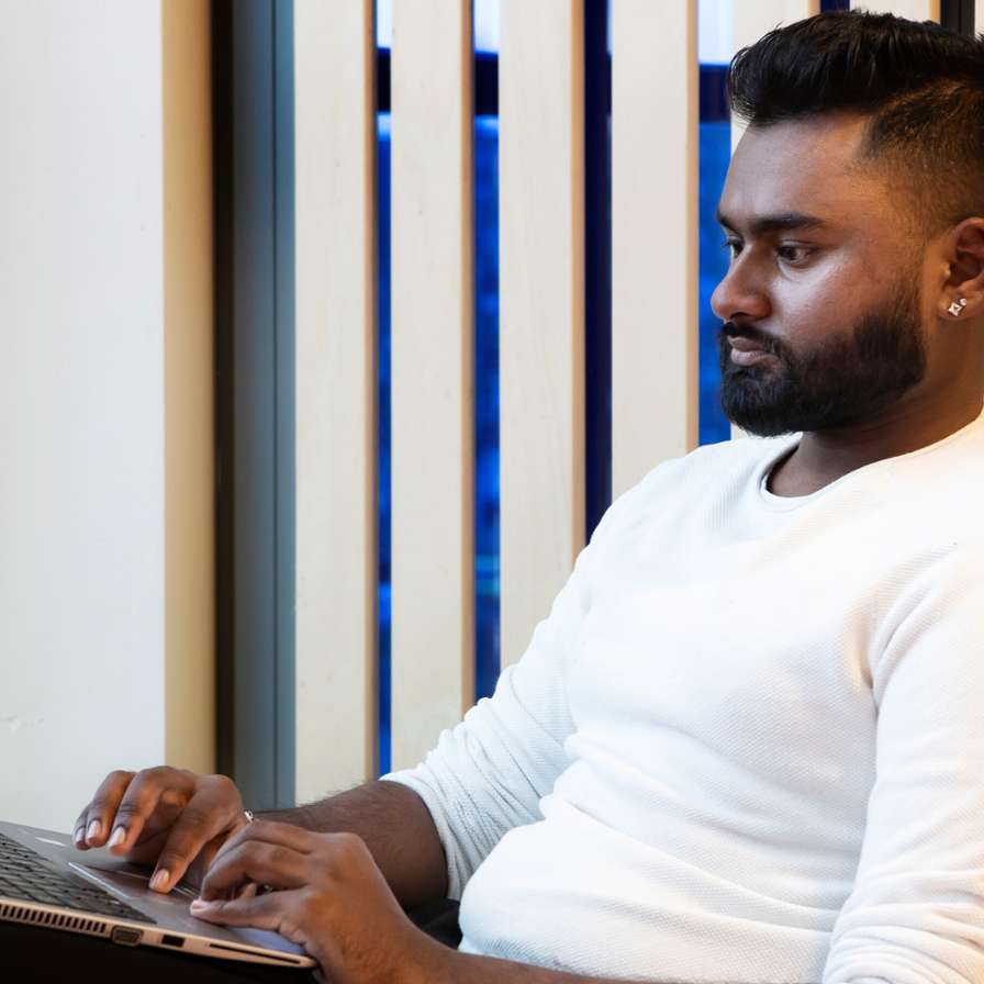 Student kijkt op laptop