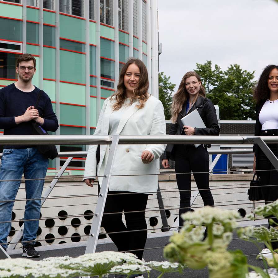 Studenten bij de Business Campus van de HvA