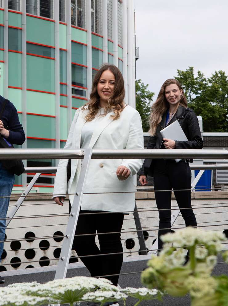 Studenten bij de Business Campus van de HvA