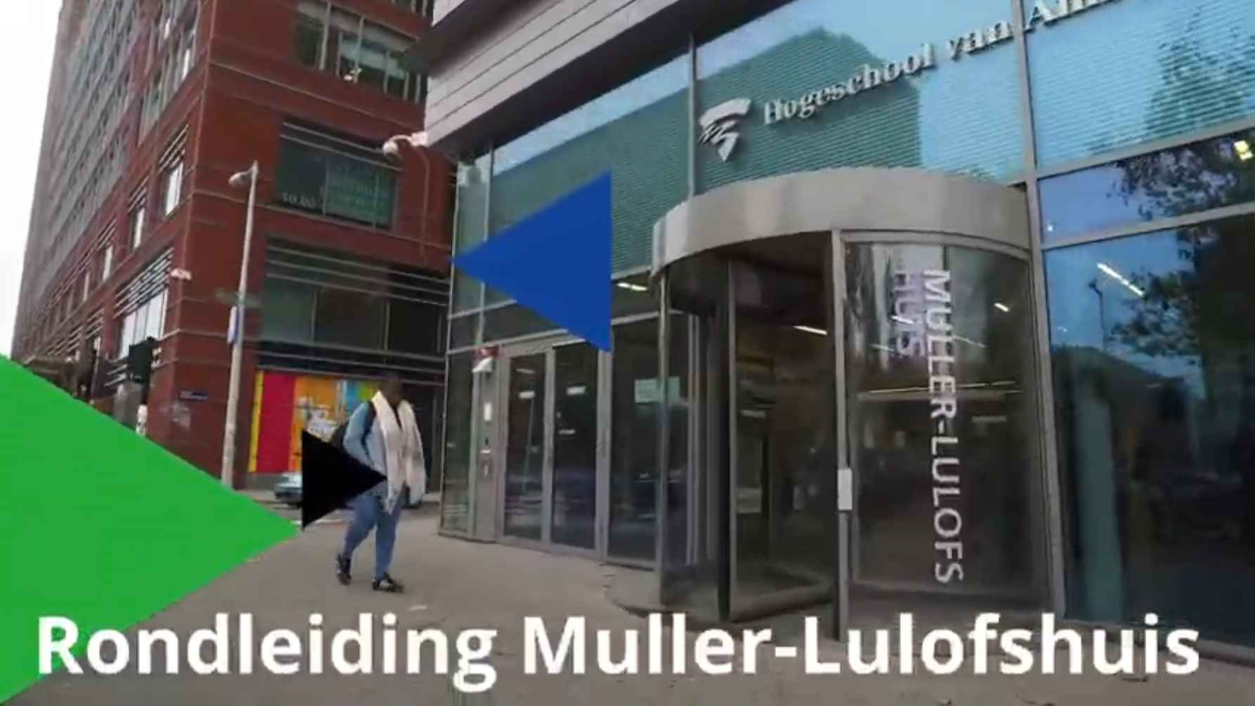 Studenten laten het Muller Lulofshuis zien.